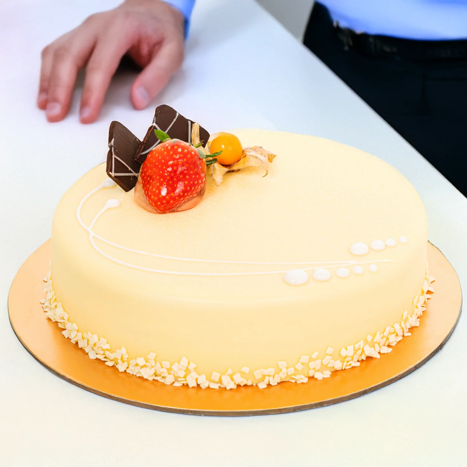 1 Kg Vanilla Sponge Cake with soft sponge and creamy frosting